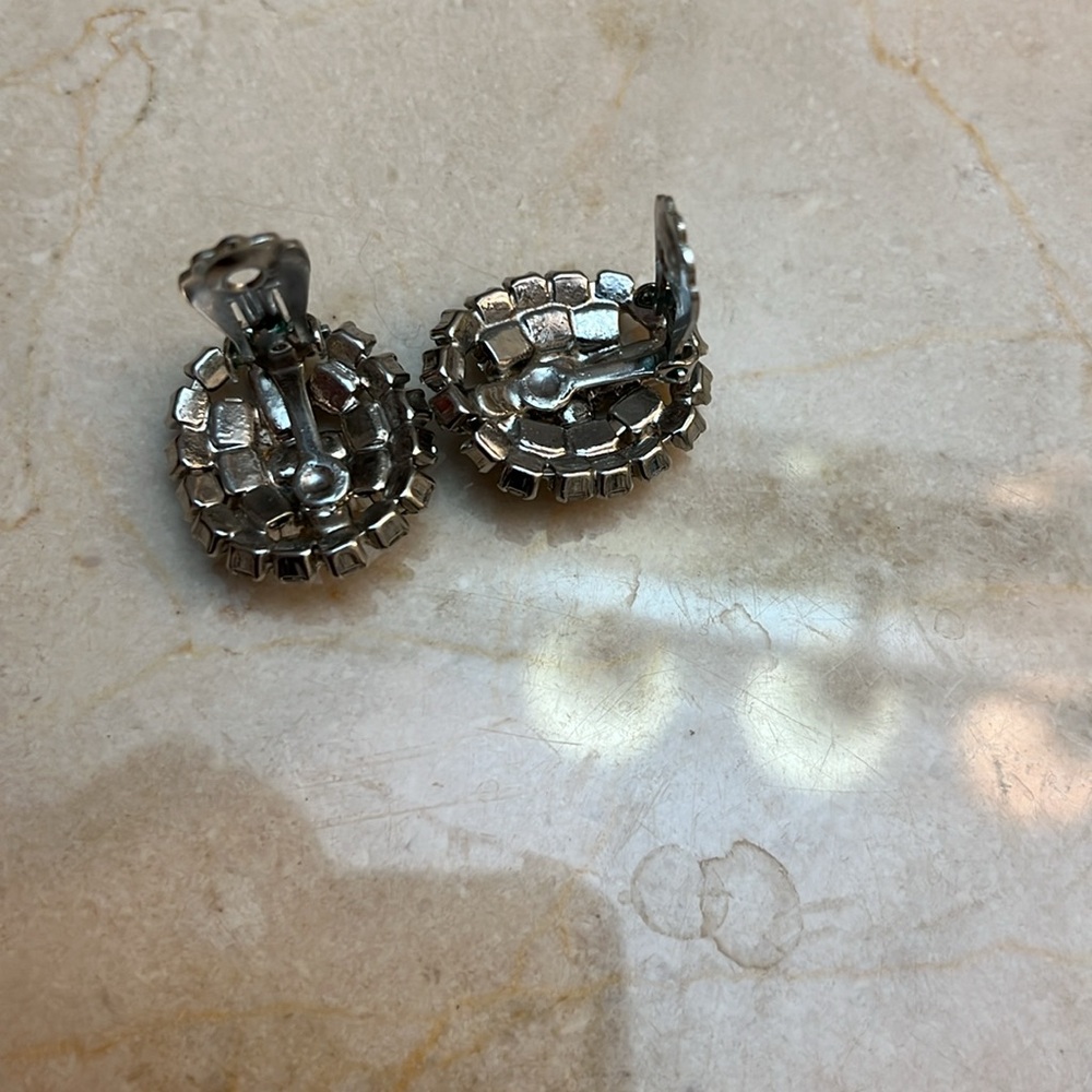 Elegant Vintage Earrings - Picture 3 of 4